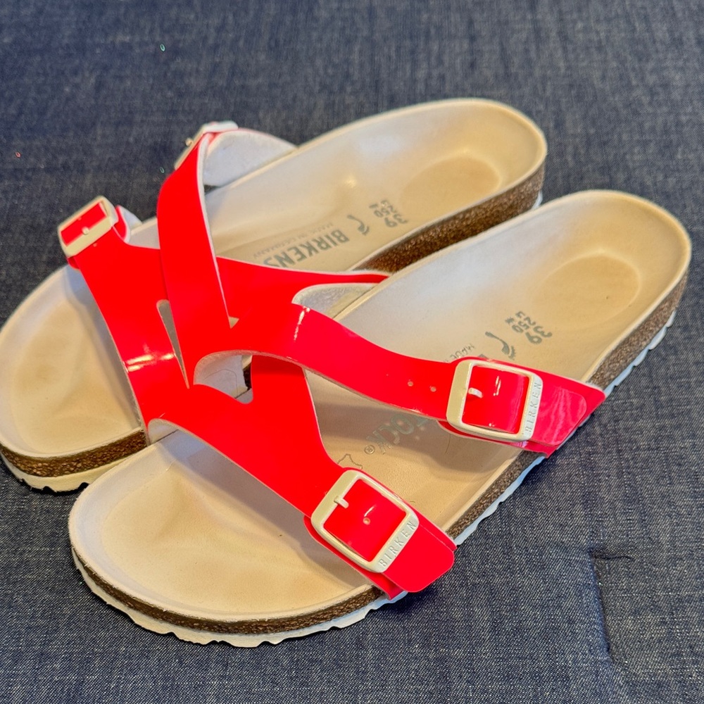 Birkenstock Women’s Gizeh Patent Sandal in Bright Pink